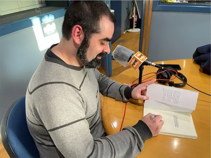 Rubén firmando el libro