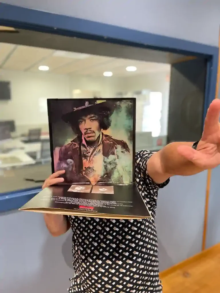 Isidro con disco Jimi Hendrix