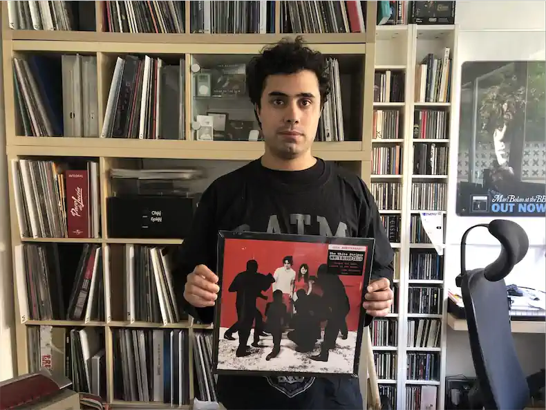 Carlos con disco de The White Stripes