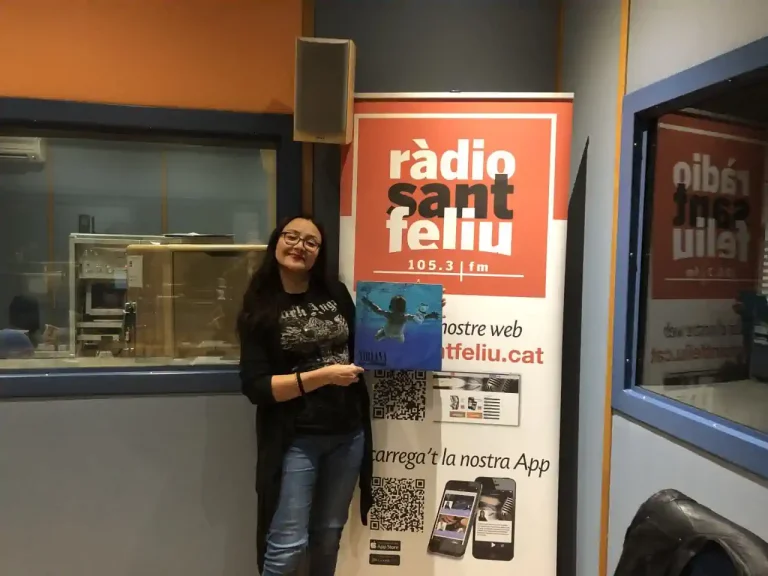 Patricia con disco de Nirvana