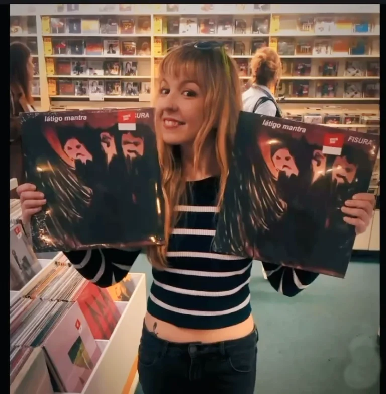 Alicia Monreal con los discos para el sorteo